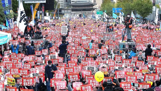 지난해 10월 22일 서울 중구 세종대로에서 '윤석열 대통령 퇴진 촛불대행진' 집회가 열렸다. 뉴스1