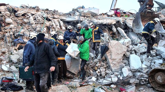 대지진이 강타한 시리아 북서부 이들리브 지역에서 구조 작업 중인 요원들. AFP=연합뉴스