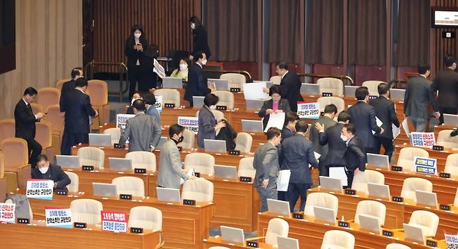 ▲이상민 장관 탄핵소추안 통과후 본회의장 나가는 여당 사진 : 연합뉴스