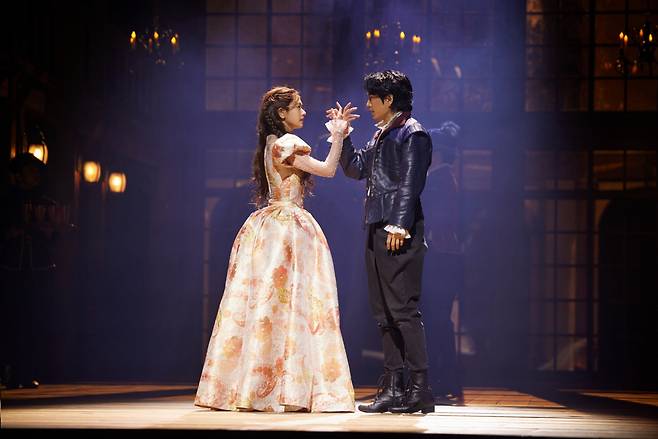 Actor Jung So-min (left) plays Viola De Lesseps in the Korean production of “Shakespeare in Love." (Shownote)