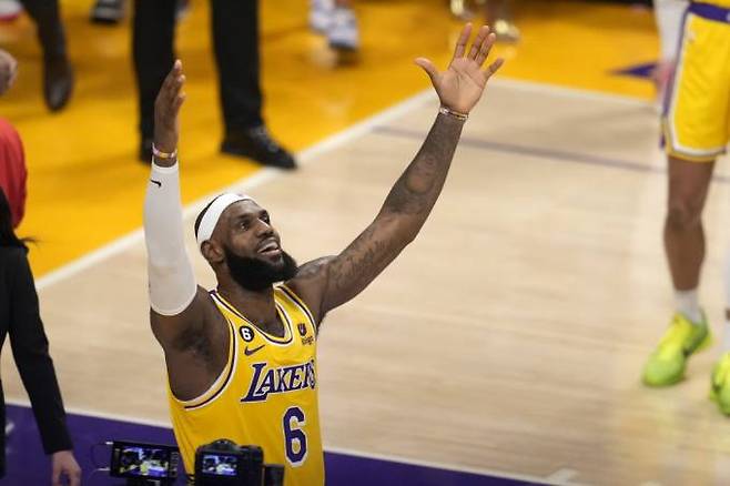 NBA 통산 득점 1위에 오르는 순간 기뻐하는 르브론 제임스.   AP 연합