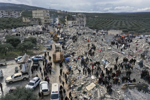 6일(현지시간) 튀르키예와 국경 지역인 시리아 이드리브주 하렘에서 민방위대와 보안군이 지진으로 무너진 건물 잔해를 수색하고 있다. AP 뉴시스