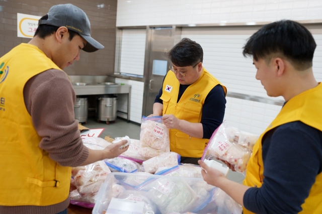 한국기독교연합봉사단원들이 7일 긴급구호 물품을 포장하고 있다. 봉사단 제공