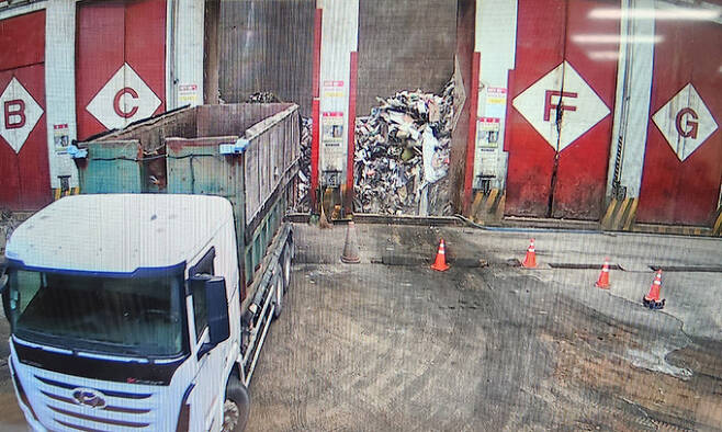 울산 성암소각장에서 트럭이 수거한 쓰레기를 내려놓고 있다. 이보람 기자