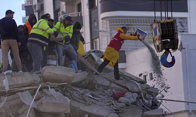 7일(현지시간) 튀르키예 남부 아다나에서 구조대가 지진으로 무너진 건물 잔해에서 실종자를 수색하고 있다. AP뉴시스