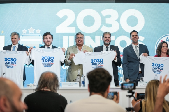 아르헨티나, 우루과이, 칠레, 파라과이의 체육부 장관들이 8일(한국시간) 2030년 월드컵 공동 유치를 공식 신청하는 행사를 진행하고 있다.  남미축구연맹(CONMEBOL) 홈페이지 캡처
