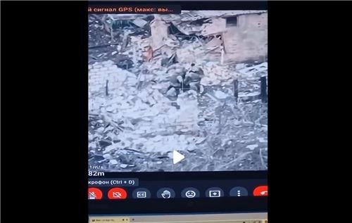 와그너 용병 4명이 다친 지휘관의 팔과 다리를 붙잡고 창고 뒤로 끌고 가는 모습. 연합뉴스=우크라이나 텔레그램 채널 영상.