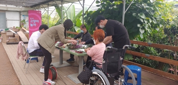 지난해 3월 경기도 고양시의 한 치유 농장에서 성인 장애인을 대상으로 한 프로그램이 진행되고 있다.  　농촌진흥청 제공