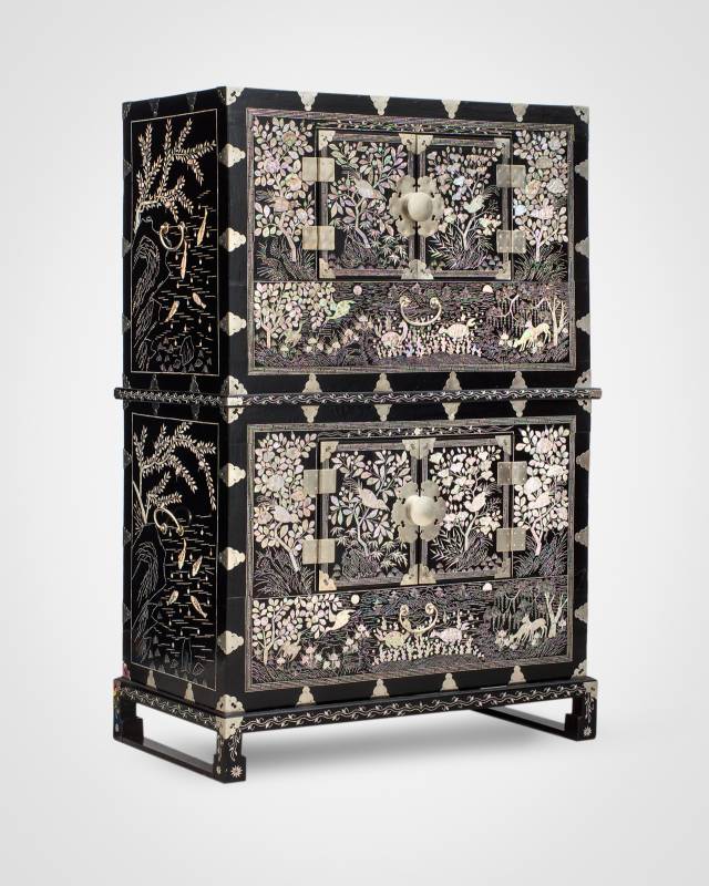 고종이 러시아 황제 니콜라이 2세 대관식 선물로 보낸 '흑칠나전이층농'. 아래쪽에 무병장수를 기원하는 나전 십장생도가 보인다. /사진제공=국외소재문화재재단