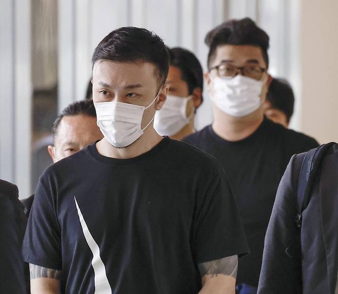 일본으로 강제송환 된 SNS 연쇄 강도 지휘책 용의자들 (도쿄 교도=연합뉴스) 연쇄 강도를 지시한 혐의로 필리핀에서 일본으로 강제 송환된 후지타 도시야(왼쪽) 용의자와 이마무라 기요토(오른쪽) 용의자가 7일 일본 나리타공항에 도착해 경찰에 연행되고 있다. 2023.2.8