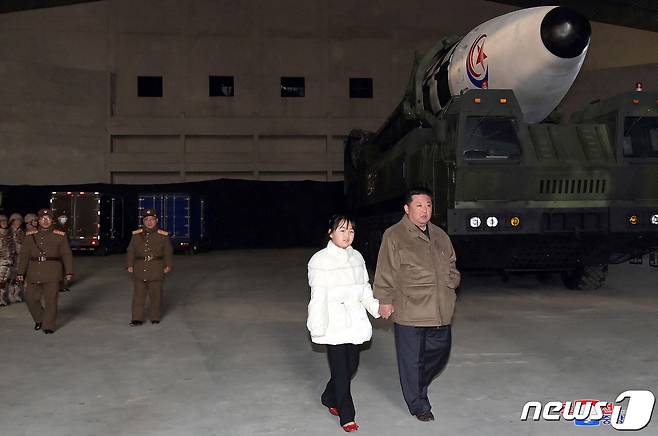 김정은 북한 국무위원장이 지난해 11월19일 대륙간탄도미사일(ICBM) 앞을 걷고 있다. 22.11.19 ⓒ 로이터=뉴스1 ⓒ News1 김예슬 기자