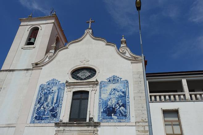 /박진배 제공  아베로(Aveiro) 마을의 교회. 아줄레호(Azulejos)라고 불리는 푸른 타일은 ‘작고 반짝이는 돌’이라는 아랍어에서 유래한 단어다.