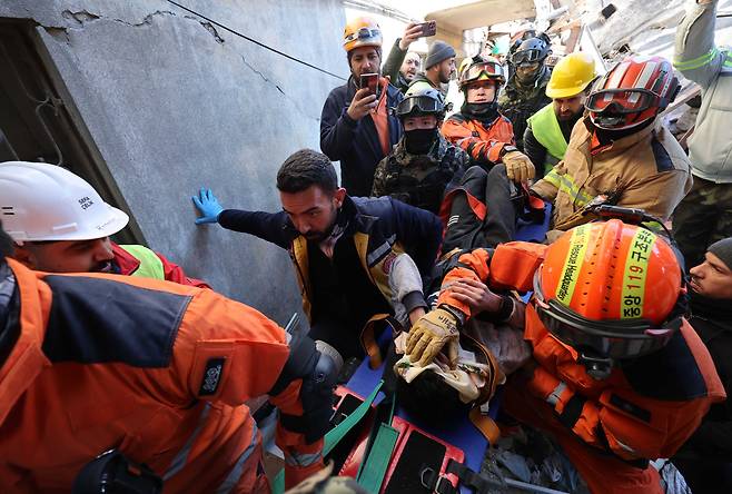9일 오전(현지 시각) 튀르키예 하타이 안타키아 일대에서 한국긴급구호대(KDRT) 대원들이 지진으로 무너진 건물 속에 갇혀 있던 한 어린이 생존자를 구조하고 있다./연합뉴스