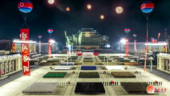 북한이 지난해 4월 조선인민혁명군 창건 90돌(4월25일)을 기념해 진행한 야간 열병식의 모습. 뉴스1