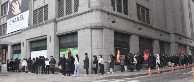 지난달 오전 서울 중구 신세계백화점 본점 명품관 앞에 고객들이 줄을 서고 있다. 김범준 기자