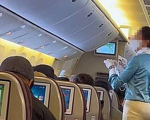 한국 정부가 중국인 단기 비자 발급을 제한하고 중국발 입국자들에게 황색 카드를 목에 걸도록 한 것을 이유로 중국이 한국발 승객에 흰색 비표를 착용하도록 하는 등 보복 조치에 나섰다는 내용의 글이 온라인상에 퍼졌다. /사진=바이두 캡쳐