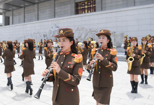 지난 2019년 6월 20일 북한 평양의 금수산태양궁전 광장에서 북한 군악대가 공연을 펼치며 시진핑 중국 국가주석의 국빈 방문을 환영하고 있다. 신화·뉴시스