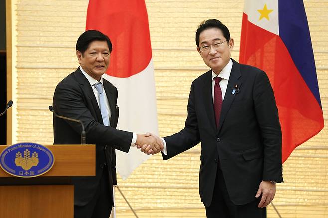 [도쿄=AP/뉴시스]기시다 후미오 일본 총리와 페르디난드 마르코스 주니어 필리핀 대통령이 9일 도쿄 총리 관저에서 회담 후 공동 기자회견을 갖고 있다.  *재판매 및 DB 금지