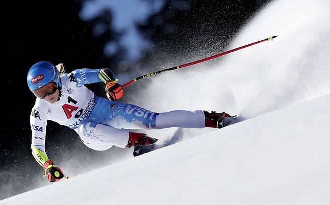 미국 스키 대표팀 미케일라 시프린 선수가 '녹아내리는 빙하' 유니폼을 입고 지난 8일 세계선수권대회 경기에 참가하고 있다.