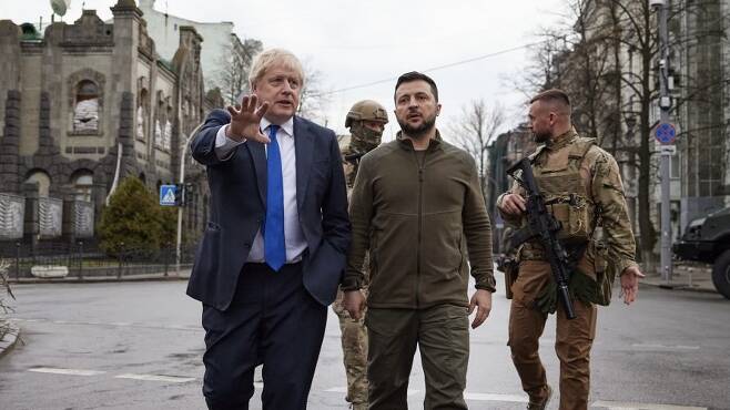 전쟁이 한창인 우크라이나를 직접 방문한 보리스 존슨 전 영국 총리(왼쪽)와 젤렌스키 우크라이나 대통령(오른쪽). 2022년 04월.