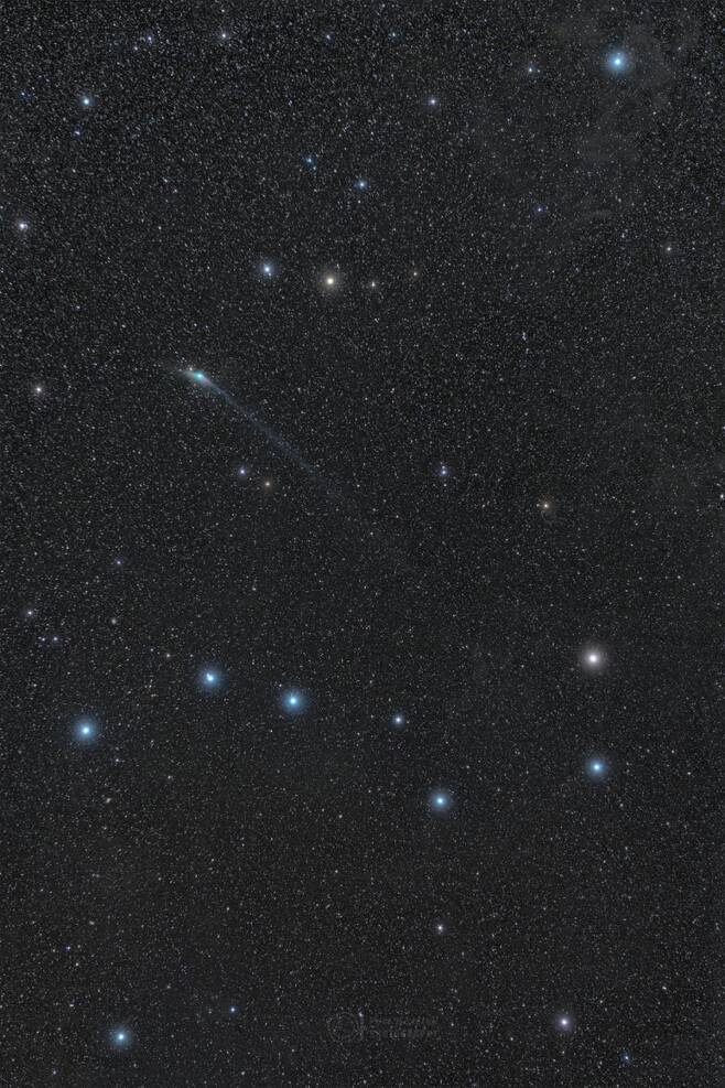 큰곰자리 북두칠성과 작은곰자리의 두 국자 사이를 유영하고 있는 츠비키 혜성.(사진/Petr Horalek / Institute of Physics in Opava)