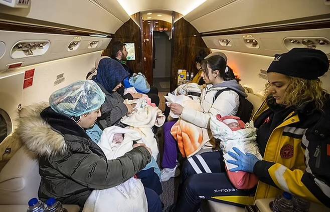 보호자 없이 홀로 지진 현장에서 구조된 아기 16명이 에르도안 튀르키예 대통령의 전용기를 타고 수도 앙카라로 이송되고 있다
