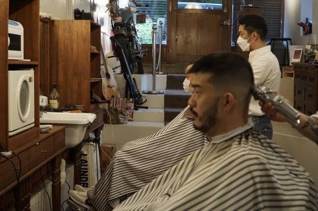 서울의 한 바버샵에서 남성들이 머리를 다듬고 있다.