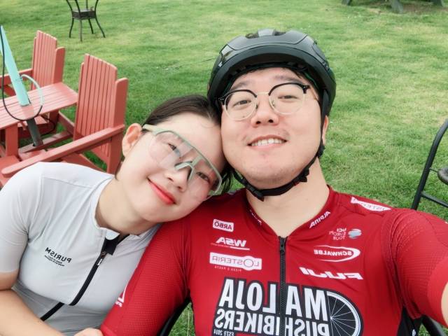 왼쪽부터 박찬종씨 아내와 박씨의 모습. 사고 전에는 부부가 함께 자전거 타기를 즐겼다. 사진 본인 제공