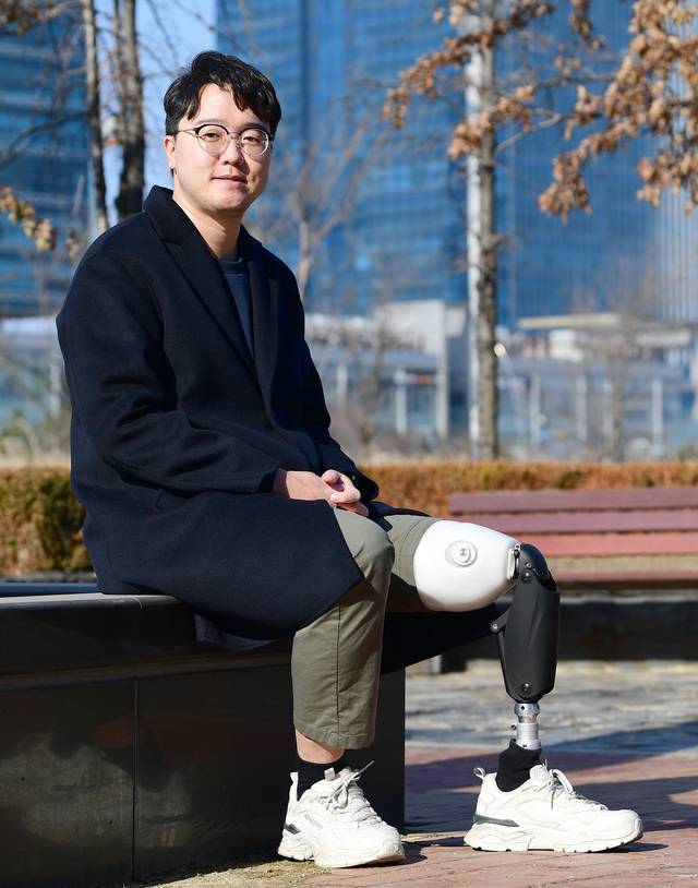 자전거 유튜버 박찬종씨가 8일 인천 연수구의 한 카페에서 국민일보와 인터뷰를 하기에 앞서 포즈를 취하고 있다. 권현구 기자