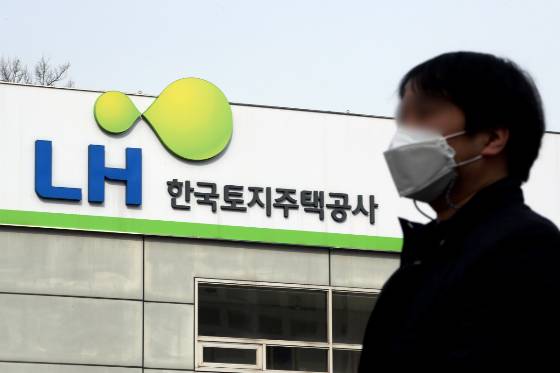 한국토지주택공사(LH)가 매입임대주택을 비싼 가격에 매입해 세금의 불필요한 사용이 촉발됐다는 주장이 나왔다. 집값 상승기였던 2019년 한해 2조1691억을 매입임대에 투입한 사실도 드러났다. 이에 LH는 "집값 급등시 무주택 국민들의 주거불안 해소를 위해 공공부문이 더 많은 양질의 공공주택을 확보할 필요가 있다"고 반박했다./사진=뉴시스