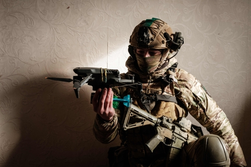 우크라이나 병사가 9일 바크무트 지역에서 자살 폭탄 드론을 시연하고 있다. 바크무트(우크라이나) AFP 연합뉴스