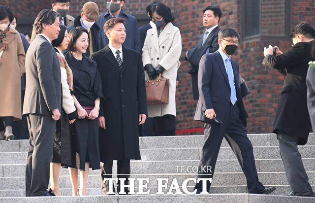 노현정(왼쪽에서 세 번째) 전 KBS 아나운서가 11일 오후 서울 중구 정동제일교회에서 열린 정몽규 HDC그룹 회장의 장남 정준선 KAIST 교수의 결혼식에 참석한 뒤 가족들과 기념촬영하고 있다. /이새롬 기자