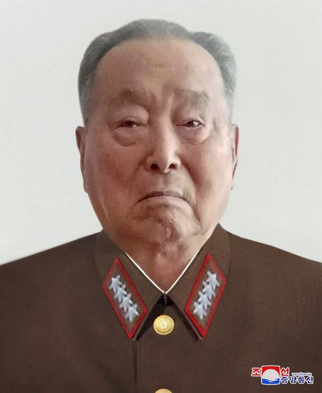 북한 전 인민무력성 고문 오극렬이 급성심장기능부전으로 지난 9일 9시 93살을 일기로 사망했다고 조선중앙통신이 11일 보도했다. /조선중앙통신 연합뉴스