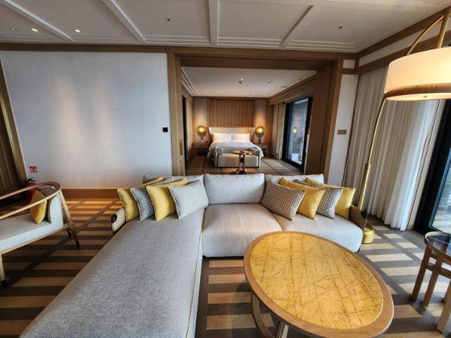 JW메리어트 제주에서 가장 상위 등급 객실인 '파노라마 스위트룸'. 침실을 중심으로 삼면을 바다가 보이는 통유리로 꾸몄다. 송주용 기자