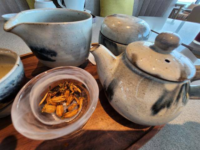 JW메리어트 제주는 지역민과 상생을 위해 음료와 디저트 제작은 물론 교양 프로그램 구성 등 다양한 협력을 진행하고 있다. 제주 귤을 원료로 만든 차. 송주용 기자