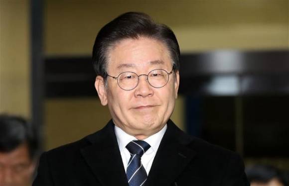 이재명 더불어민주당 대표가 10일 오후 서초구 서울중앙지방검찰청에서 위례·대장동 개발 비리 의혹과 관련해 조사를 마친 뒤 귀가하고 있다. 2023.2.10 뉴스1