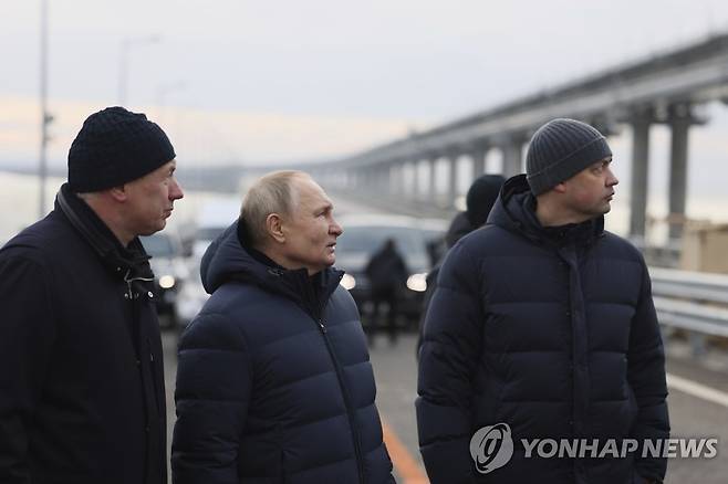크림반도와 러시아 본토를 연결하는 다리를 방문한 푸틴 러시아 대통령 [AP 연합뉴스 자료사진. 재판매 및 DB 금지]