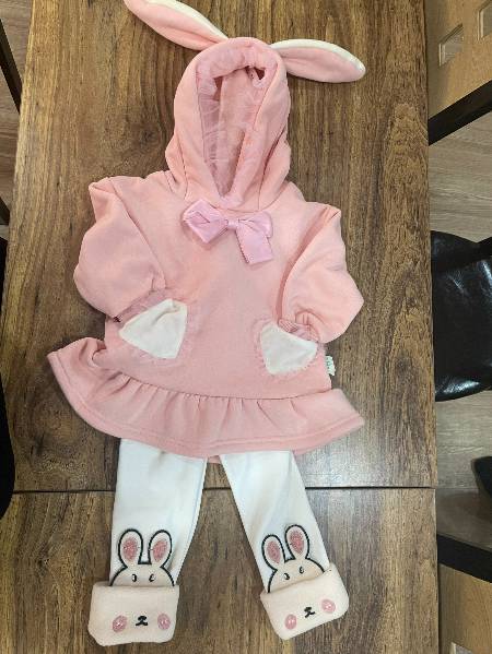 아이의 작은 관 위에 놓인 분홍색 꼬까옷. 김치통에 시신을 넣은 게 3년. 이미 아이는 수의조차 입을 수 없게 되어서, 이를 안타깝게 여긴 병원 관계자가 아이를 위해 사왔다. 그마저도 입을 수 없어 시신 위에 얹어놓아야 했다./사진=대아협