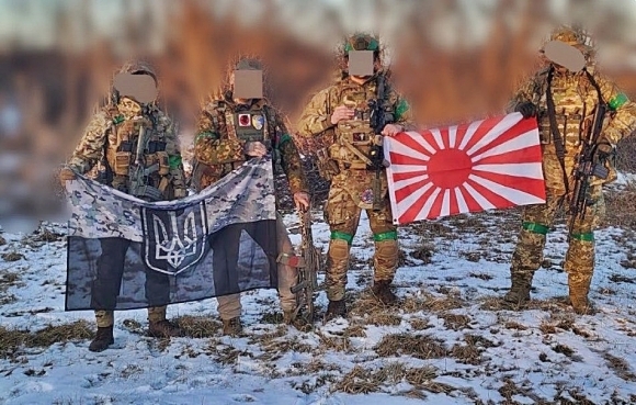‘살로’라는 예명으로 활동하는 일본인 국제의용군은 지난 9일(현지시간) 자신의 소셜네트워크서비스(SNS)에 “우크라이나의 일본팀”이라는 글과 함께 일본인 참전용사들의 사진을 게시했다. 사진 속 일본인 참전용사들은 눈 내린 우크라이나 전장에서 ‘전범기’를 펄럭이고 있었다. 2023.2.9 트위터