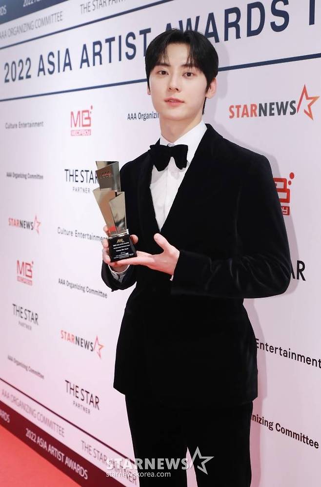 배우 황민현이 13일 오후 일본 나고야 니혼가이시홀에서 열린 스타뉴스-미디어보이 주최 '2022 Asia Artist Awards IN JAPAN'(2022 아시아 아티스트 어워즈, 이하 2022 AAA)에서 AAA 베스트 액팅 퍼포먼스상을 수상한 뒤 포즈를 취하고 있다. 스타뉴스와 미디어보이가 주최하고 Asia Artist Awards 조직위원회와 더스타파트너, 컬쳐 엔터테인먼트가 공동 주관하는 글로벌 NO.1 시상식 '2022 AAA'에는 올 한 해 동안 국내외에서 많은 사랑을 받은 가수, 배우들이 참석해 눈을 뗄 수 없는 화려한 글로벌 축제의 장을 펼친다. 2022.12.13 /사진=이동훈 기자 photoguy@