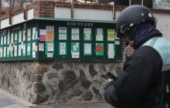 12일 서울 동작구 중앙대학교 인근 주민 알림판에 하숙 및 원룸 공고가 붙어 있다. 뉴스1
