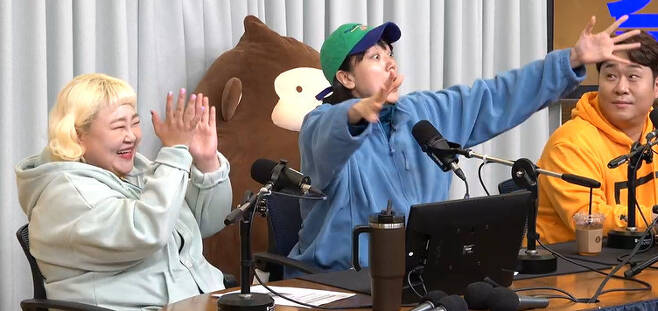 TV Cultwo Show Lee Eunhyeong said her husband, Kang Jae-joon, succeeded Diet.On February 13, SBS Power FM Doosan Escape TV Cultwo Show featured special DJs Mun Se-yun, Hong Yoon Hwa and Lee Eunhyeong.Hong Yoon Hwa said, Sweet potatoes are good for Diet. One meal eats sweet potatoes, one meal eats meat, and carbohydrates eat sweet potatoes.When Kim Tae-gyun asked, Isnt that why youre eating everything? Kim said, Thats why I dont seem to be falling out, and now Ive lost about 12 kilograms. Exercise and eat only three meals a day.Hong Yoon Hwa said, I wish the article about losing weight would stop. There are a lot of articles about Sim Jin-hwa and me, but there is no dramatic change.Lee Eunhyeong said her husband, Kang Jae-joon, also lost a lot of weight, adding, She started at 108kg and is in the early 90kg range. She lost about 15kg.When Mun Se-yun asked, Do you have a heartbeat when Kang Jae-jun comes out of the shower? Lee Eunhyeong responded tactfully, saying, A heartbeat? I just thump. Theres still a lot left. Theres a lot of things that have increased next to me.