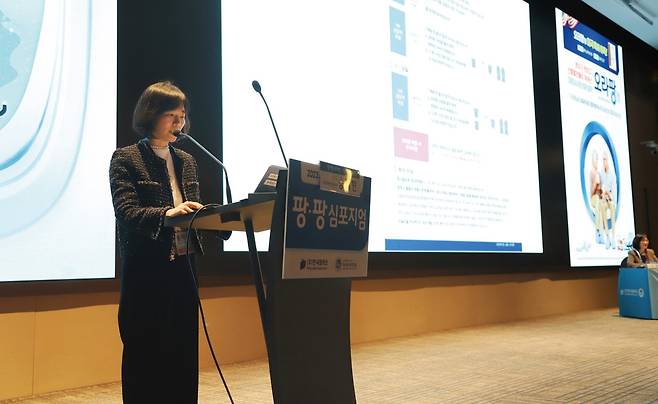 서울대병원강남센터 송지현 교수가 제주에서 열린 팡팡 심포지엄에서 임상연구 논문 '대장내시경 장정결제의 선종 발견율'을 발표하고 있다.