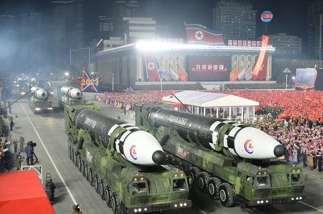 북한이 인민군 창건일(건군절) 75주년인 8일 평양 김일성광장에서 개최한 열병식에 대거 등장한 '화성-17형' ICBM./뉴스1