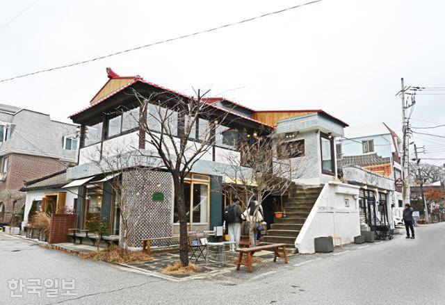 평범한 가정집을 카페로 활용한 '명주배롱'.