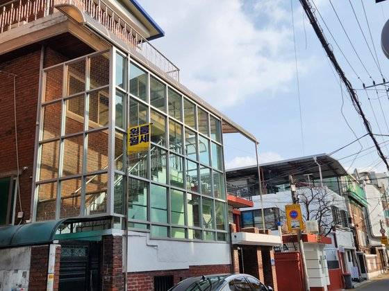14일 오후 서울 광진구 화양초등학교 앞 한 주택에 '원룸 월세' 간판이 걸려있다. 장윤서 기자