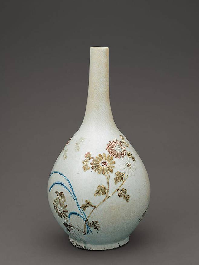 국보 '백자 청화철채동채초충문 병', 18세기 후반, 높이 41.7cm, 입지름 4cm, 굽지름 13.3cm. (사진=문화재청 국가문화유산 포털 제공)