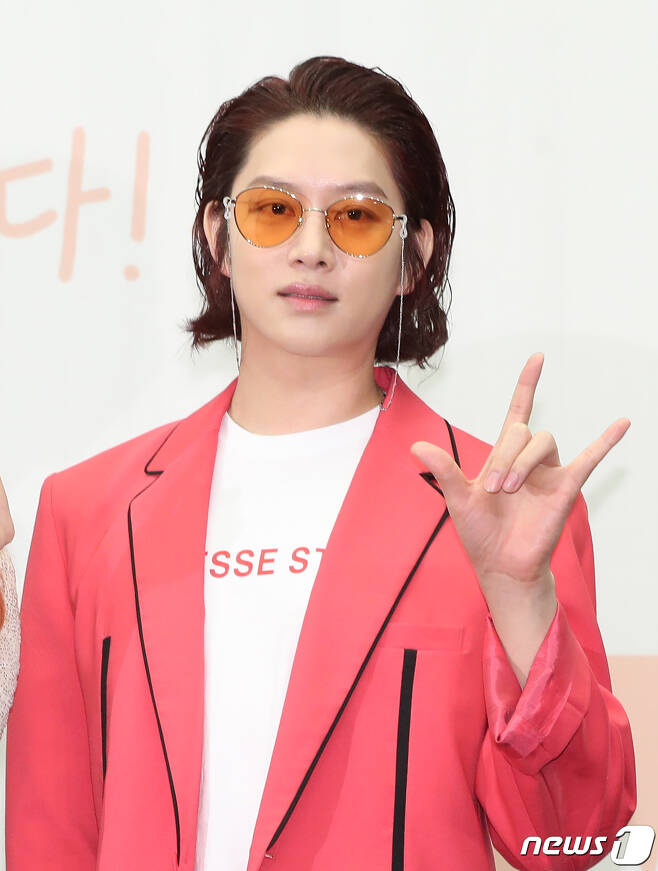 Seoul = Group Super Junior Kim Hee-chul made a scandal and apologized for his remarks on the Internet live broadcast. Nevertheless, his fans continued to dismiss his usual behavior while the cold public opinion continued.On the 15th, Kim Hee-chuls message to Deer You Bubble (hereinafter referred to as Bubble), a message platform that communicates privately with fans around the online community, was captured and spread quickly.Bubble is a subscription form that pays KRW 4,500 per artist per month, so you can receive personal updates, selfies, and voice files of subscribed entertainers.It looks like a one-on-one chat room for fans, and for entertainers, fans messages look like a group chat room.Kim Hee-chul is just raising his private life in Bubble, said Nurin A. This controversial live broadcast is Lovely, and Bubbles appearance is the worst.Im glad none of the photos and videos uploaded by Kim Hee-chul have been leaked so far. Its the best loyalty of the fans. If it had been leaked, it would have gone viral right away. Ill only show you the weakest content, he said, revealing the messages he had exchanged so far.Kim Hee-chul sent a photo taken in front of a tourist nightclub and boasted, Yes! I didnt get rejected! Theyre playing Mr. Simple (Super Junior song) here. They must have recognized me.I am so happy today! Is there an idol who promotes the night I used to go to when I was a child? I have a lot of conscience here. Im going to drink a glass of beer while thinking about old times, the waiter said. There are only three tables inside.There are only men, he said, laughing.Fan A, who is less than this, pointed out, Do you have to let your fans know that you are going?Kim Hee-chul said, What the hell? Some of my fans are knights and drinkers.I do not go to an illegal place, he said. If you think that I will be uncomfortable with drinking, playing, etc., it is right not to bubble. At the same time, he said, Do not you want to live a little bit easier in a breathtaking world?A said, The kids who respond like theyre having fun have no idea, and the people who nag are the right people, adding, I dont think fans understand and like my brothers behavior unconditionally. What do they say at work?Kim Hee-chul said, Well, its the opposite of my idea, but my thoughts are different. Today is still a good day, so lets go over pleasantly.If Im going to do something bad secretly, I will not go to Bubble. According to A, Kim Hee-chul also shared with his fans an article recounting his remarks that actor Kim Sae-ron, known as his best friend, sold his car out of fear of Drunk Driving when he was embroiled in a controversy over Drunk Driving.Mr. A said, If you do not mind, I would have written Lets drink alcohol on the birthday support cake. It is hard to raise it because there are too many scolding scenes. He also immersed himself in the drama The GloryI was so worried that overseas fans were asking me to tell them what the abuse means, such as John X and X X. The netizens who saw this were I gave up on idol, The fans who have embraced this figure so far are great, It has been quiet for a while, It is beyond the real line,  There must be , Where did you eat your age and so on.On the other hand, Kim Hee-chul recently appeared on the Internet live broadcast and caused controversy such as drunken driving and assault.He also disappeared from the group schedule to attend his close BJs birthday party, and his agency dismissed it.Not only that, When there was a boycott in Japan, it was called X X. It was not too ridiculous. School violence X X X is X X X X X.Do not live like that. 