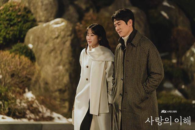 드라마 '사랑의 이해' 속 수영(문가영)과 상수. SLL 제공