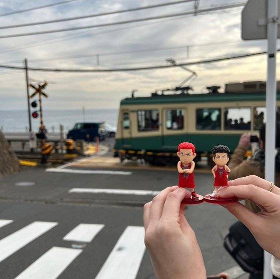 '슬램덩크 성지순례'로 명소로 통하는 일본 가마쿠라역 인근의 철도 건널목. TV판 '슬램덩크' 오프닝의 배경이 된 장소다. 극장판 애니메이션 개봉 후 인증 사진을 담으러 오는 팬들이 부쩍 늘었다. 사진 인스타그램 @92nako_ka